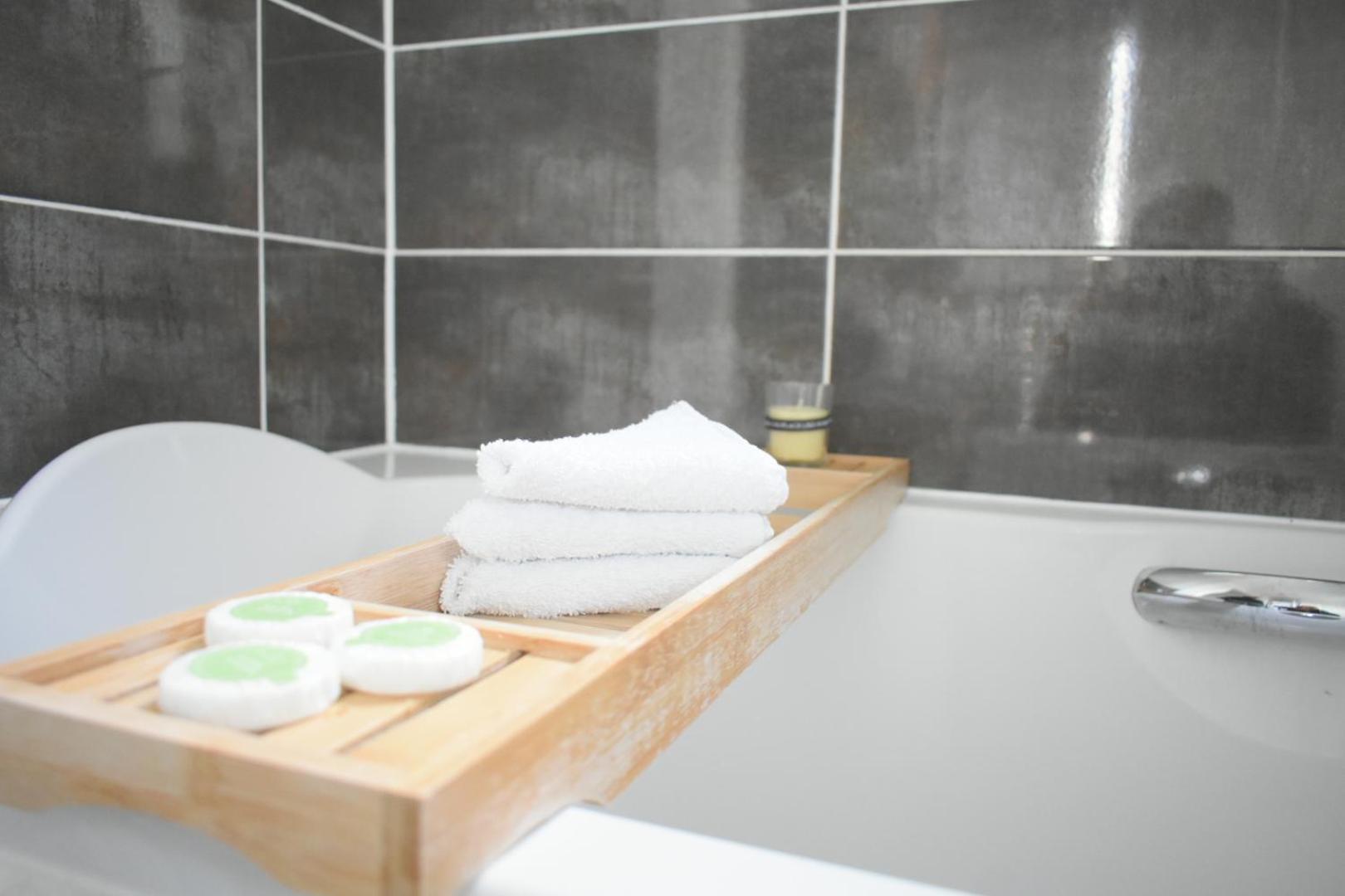 Luxury 2 Bedroom Northampton Townhouse With Balcony Dış mekan fotoğraf